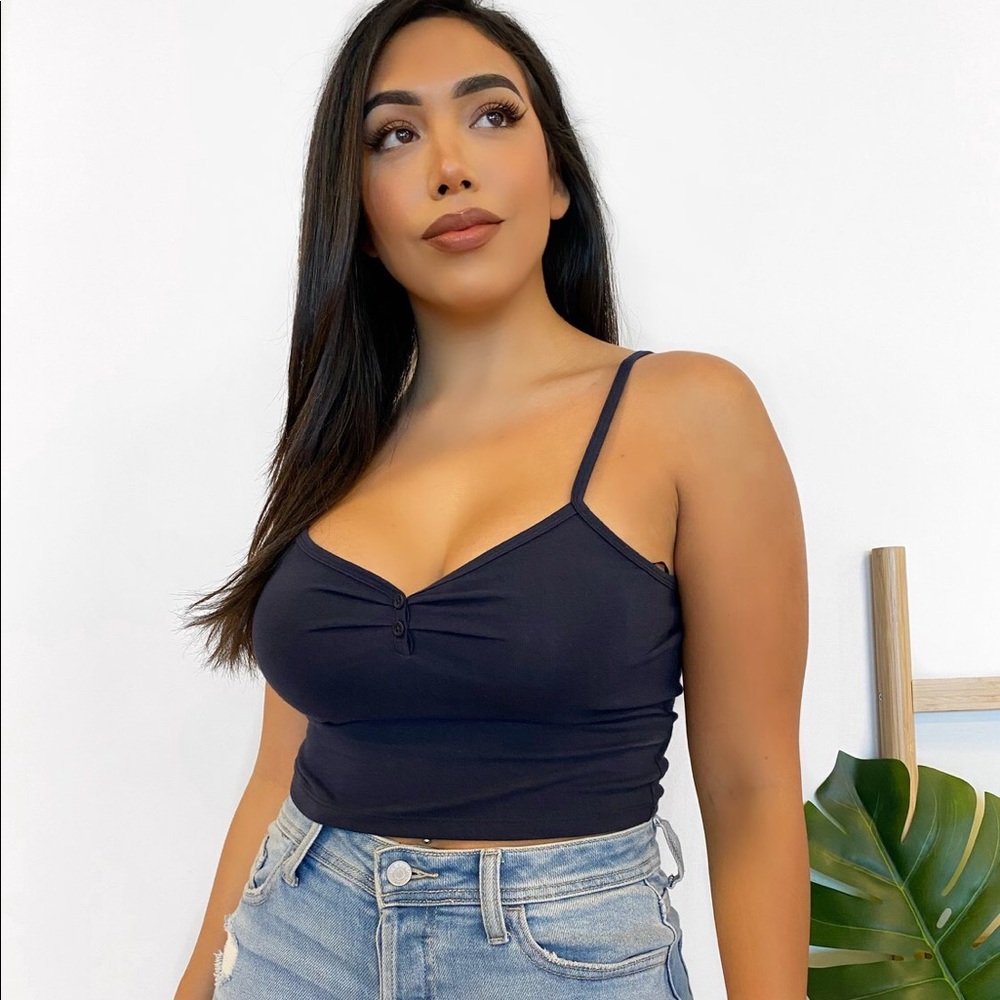 NWOT Laura’s Boutique cropped tank in BLACK